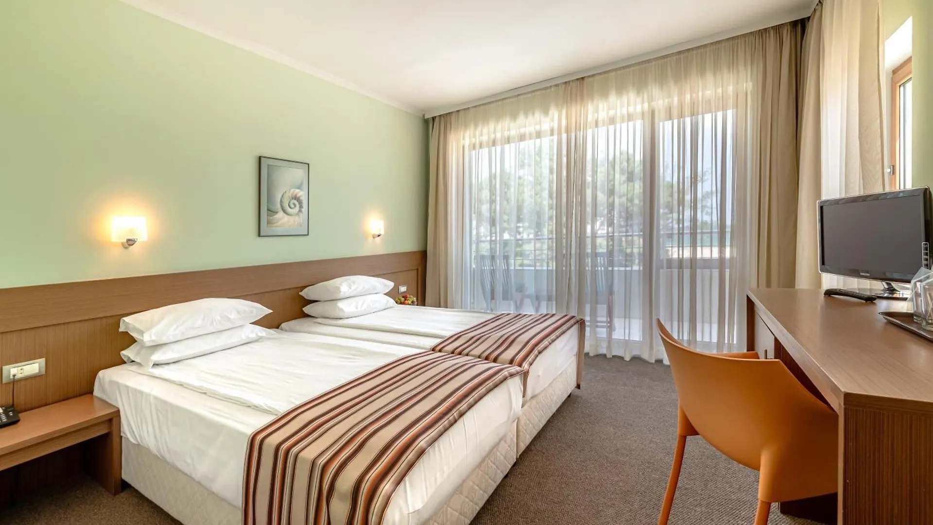 Jeravi Beach Hotel Napospart