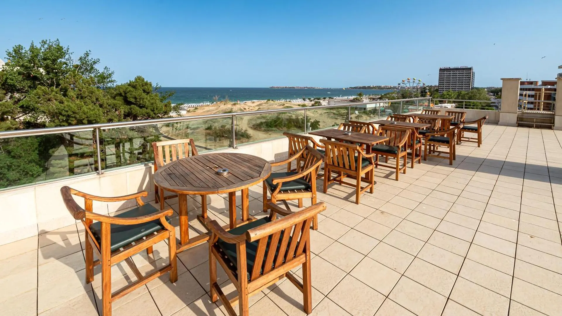 Jeravi Beach Hotel Napospart