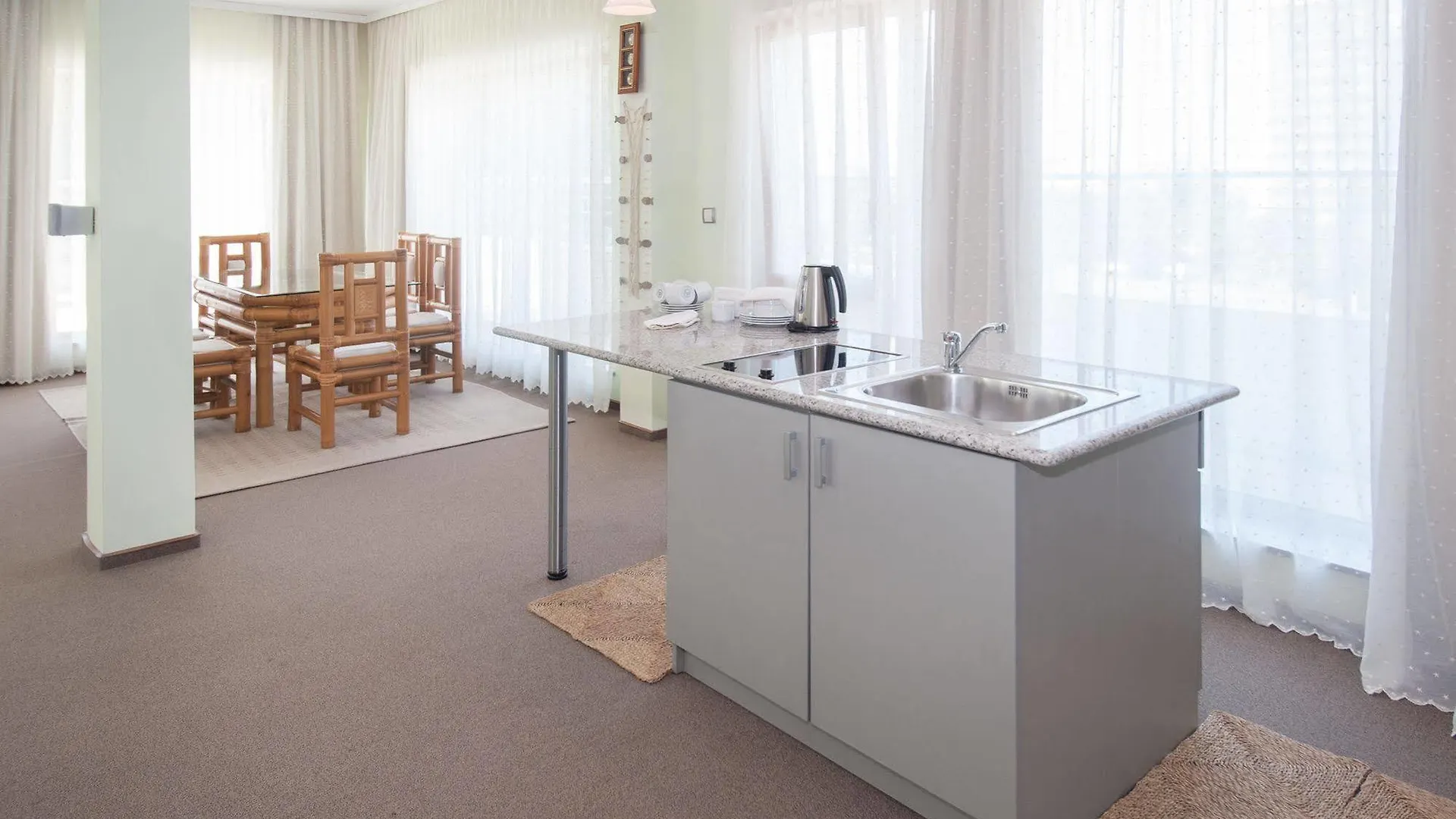 Jeravi Beach Hotel Napospart 4*,